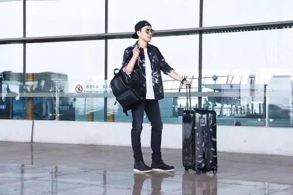 行李箱明星引领时尚之旅，开启你的潮流之旅！