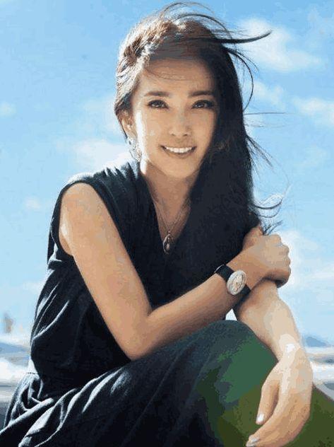 探究明星年龄造假现象，背景事件影响与时代地位分析