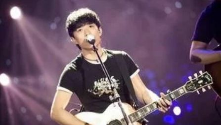 友情与爱交织的旋律，2025年度热门民谣歌曲盘点回顾，希望符合您的要求，您也可酌情调整。