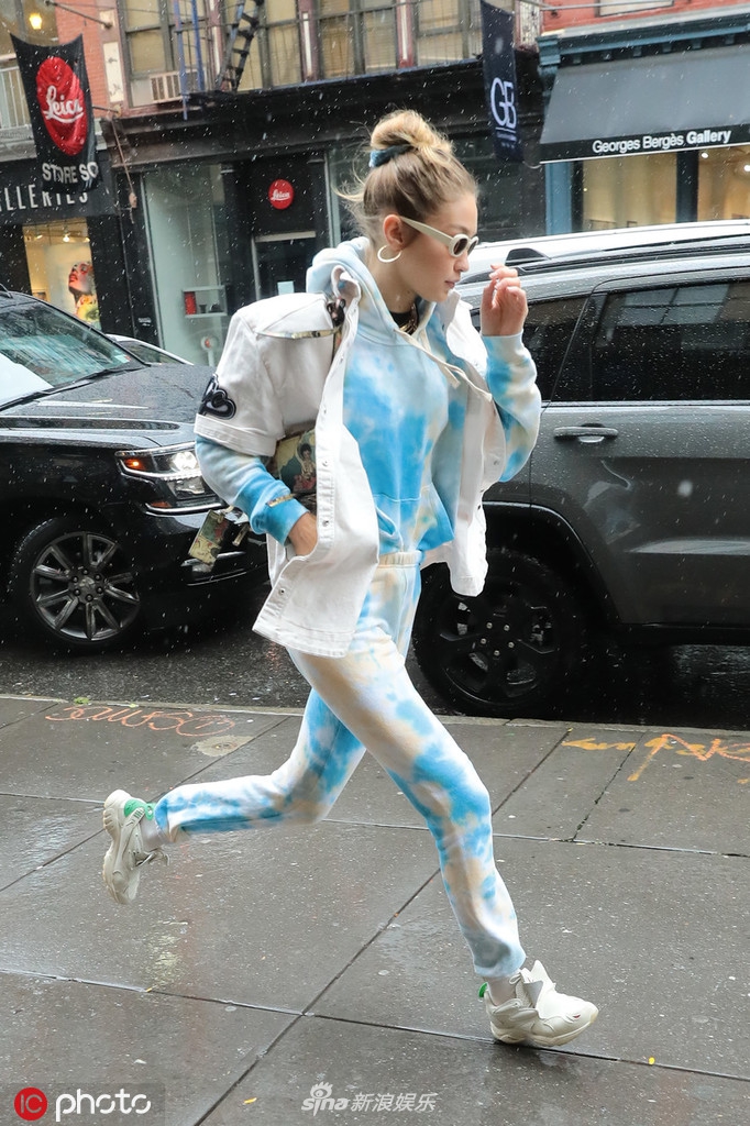 吉吉·哈迪德街头风采，时尚潮流与个人魅力的完美融合