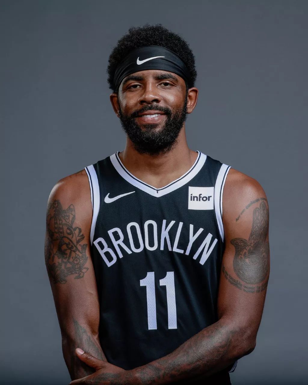 篮球巨星凯里·欧文最新照片曝光,展现风采依旧的魅力瞬间